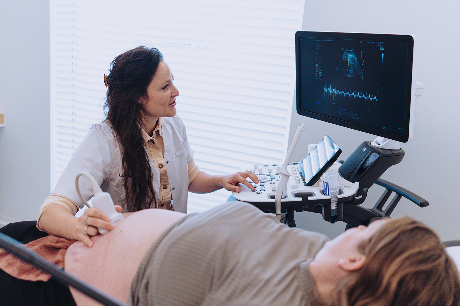 Dr. Elise Vander Donck voert een echografie uit bij een zwangere patiënte in de praktijk Mom+ in Merelbeke